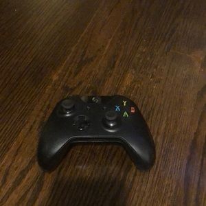 I’m selling this  Xbox one controller